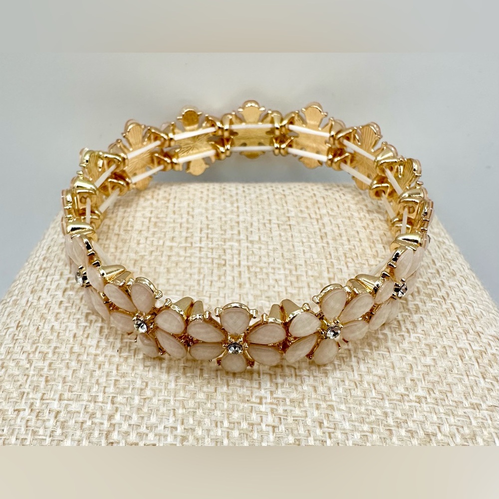 New never worn stretch Elegant Gold and Cream Floral bracelet gold toned accents - Picture 2 of 3